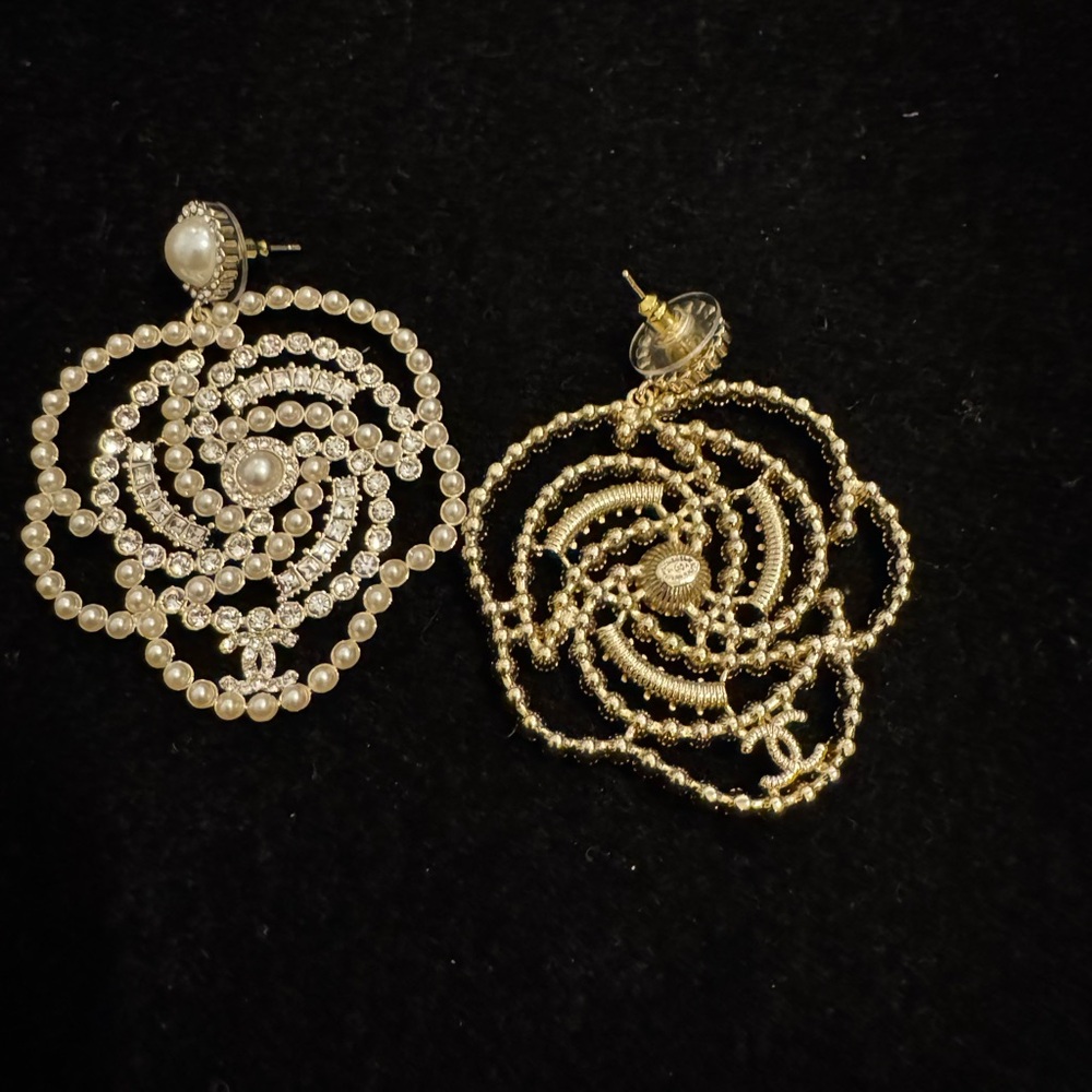 CHANEL Elegant Pearl and Gold Swirl Earrings - Picture 5 of 6